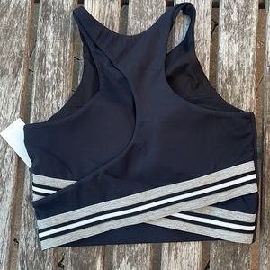 Nylora workout top with removable pads